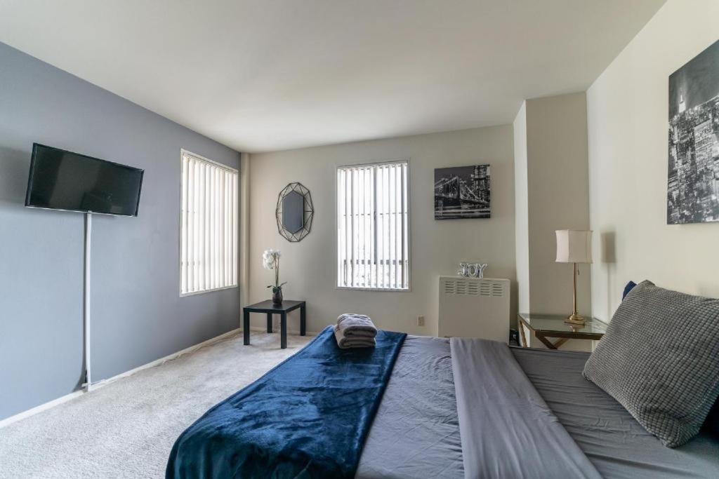 Spacious Charming Condo With Great Views Near The Grove Los Angeles Exterior photo