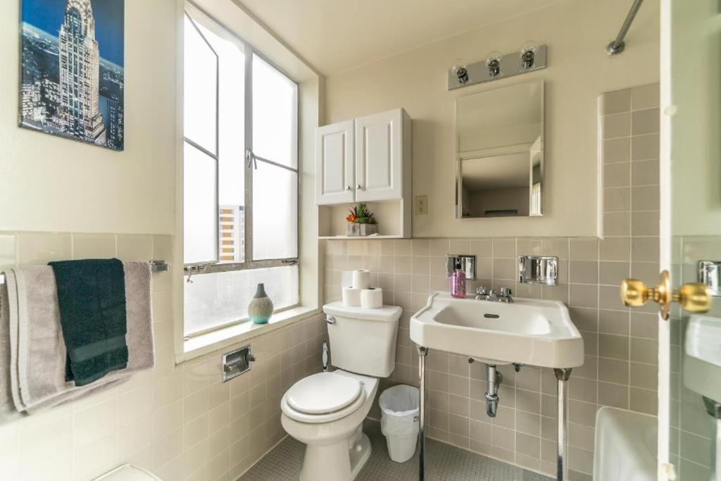 Spacious Charming Condo With Great Views Near The Grove Los Angeles Exterior photo